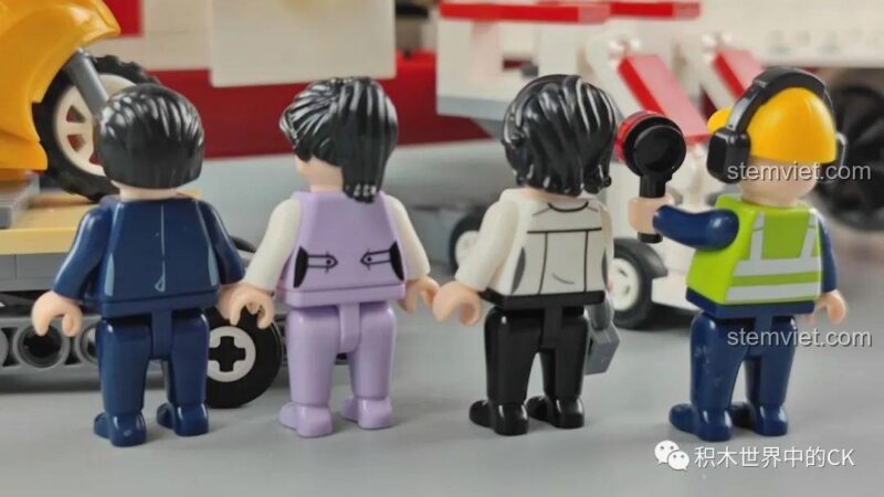 Mặt sau của các minifigures phi hành đoàn trong bộ GUDI 10503.