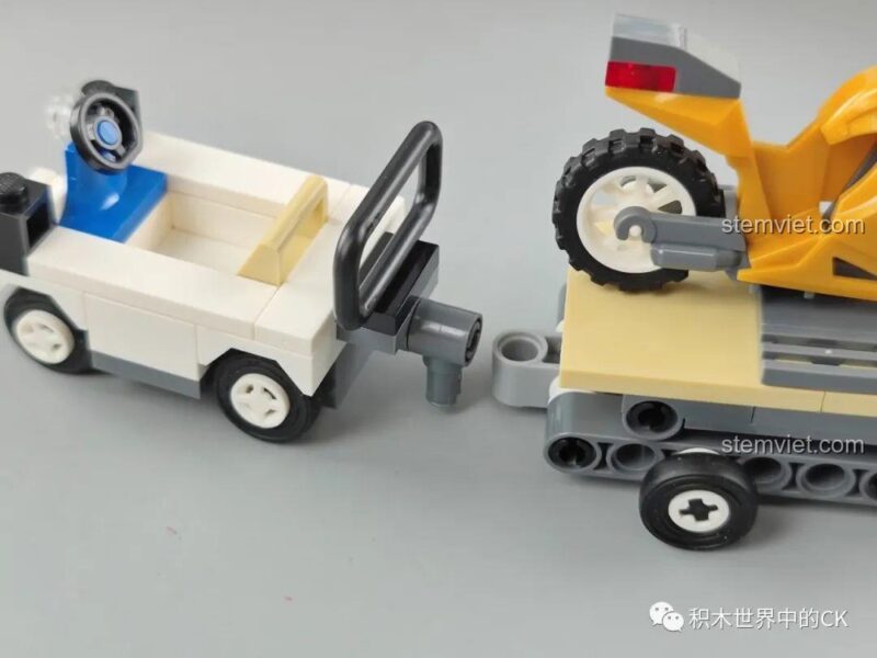 Toàn cảnh mô hình máy bay GUDI 10503 và các phương tiện mặt đất.