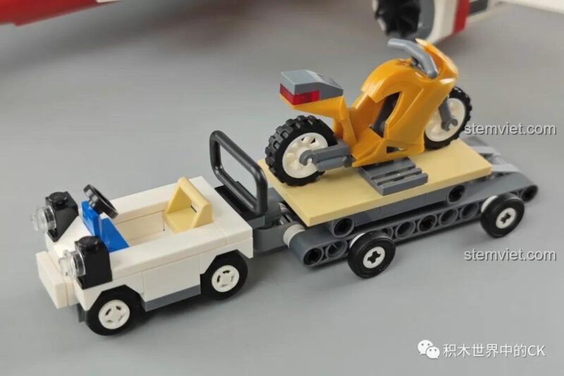 Xe kéo và rơ-moóc chở mô tô trong bộ đồ chơi sân bay GUDI.
