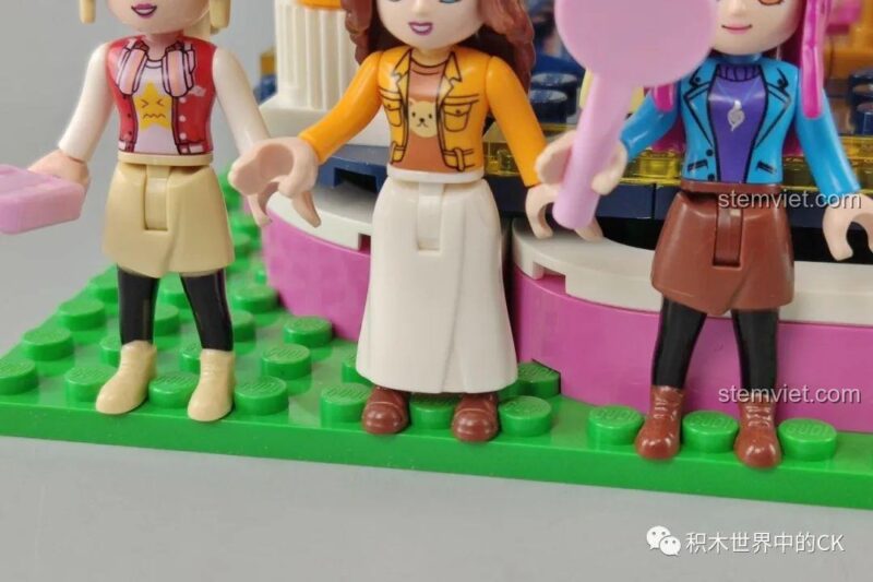 Chi tiết giày của các minifigures GUDI.