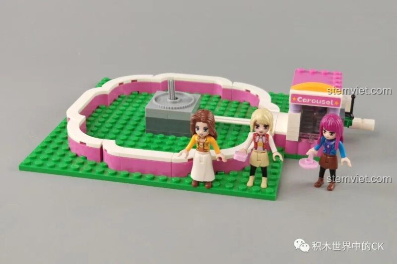 3 minifigures Cici, Tina, Chris sau khi lắp ráp.