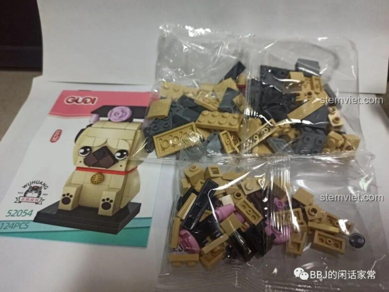 Nội dung hộp đồ chơi mô hình Chó Pug Bazhahei 52054, bao gồm 124 mảnh ghép và sách hướng dẫn, phù hợp bé gái 6 tuổi.
