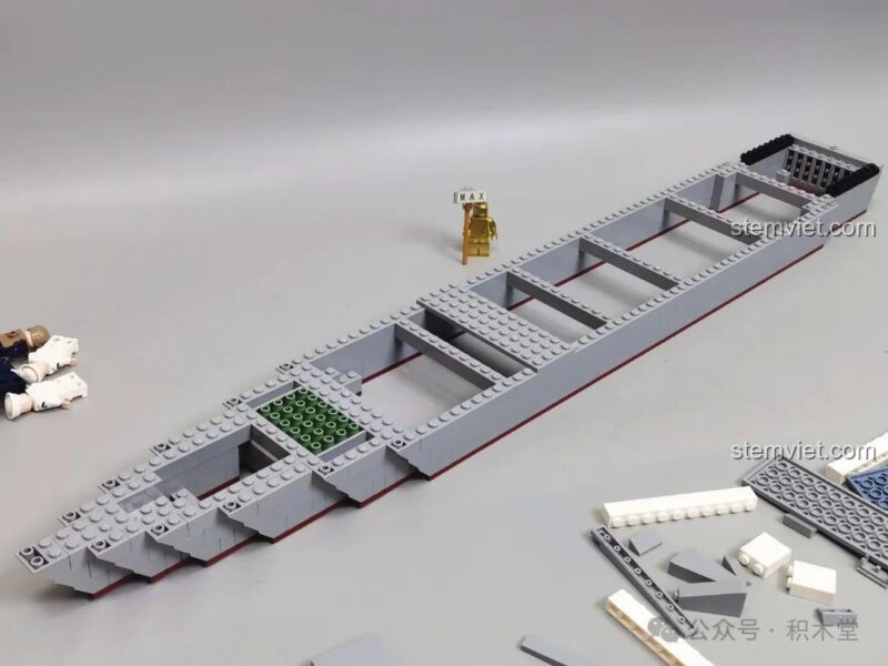 Cận cảnh các minifigures lính đặc nhiệm và thủy thủ của bộ GUDI 8028 Tàu Khu Trục Tên Lửa Type 055.