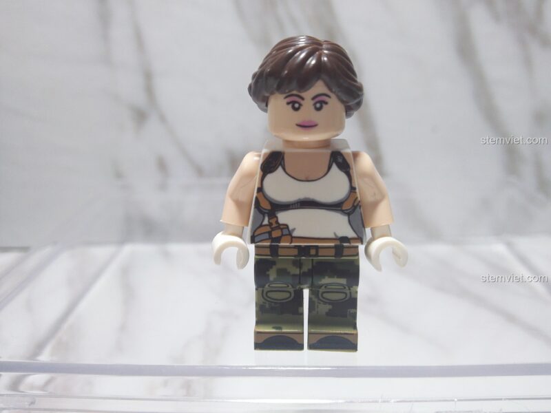 Mặt sau của minifigure lính pháo thủ GUDI 8032, cho thấy chi tiết in trên lưng.