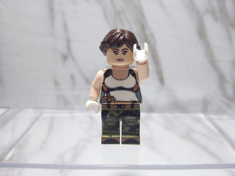 Góc nghiêng của minifigure nữ chiến binh, bộ đồ chơi GUDI 8032.