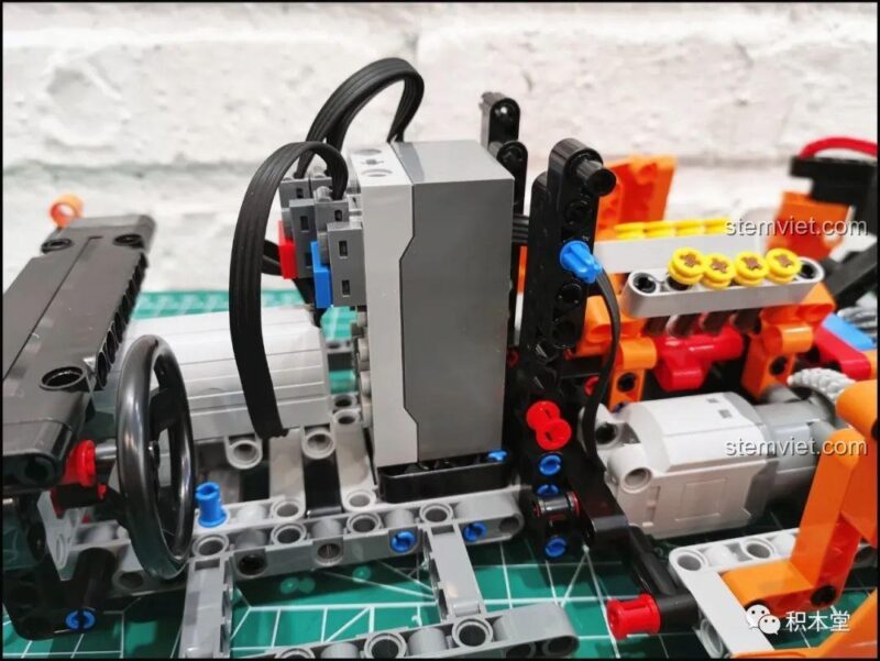 Hộp pin được lắp đặt trên khung xe của Siêu xe McLaren P1 4, cung cấp năng lượng cho các chức năng điều khiển từ xa, tăng cường trải nghiệm chơi cho bé trai.