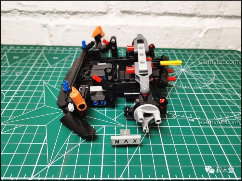 Khung xe đang được lắp ráp của Siêu xe McLaren P1 Happy Build, cho thấy sự phức tạp và độ chi tiết của cấu trúc bên trong, mang lại trải nghiệm xây dựng chân thực.