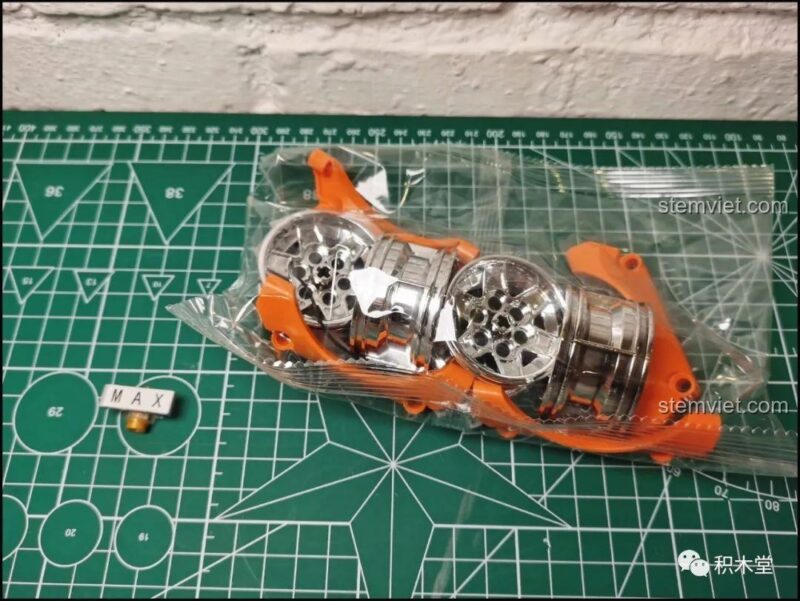 Túi chứa bánh xe mạ chrome của Bộ lắp ráp Mô hình McLaren P1 Happy Build, điểm nhấn nổi bật tăng thêm vẻ sang trọng và chân thực cho mô hình siêu xe.