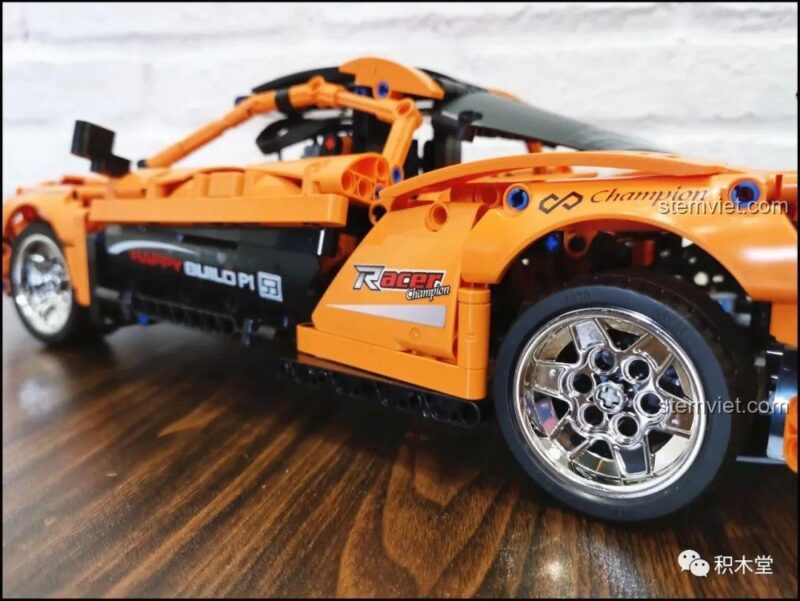 Chi tiết khoang lái của Đồ chơi mô hình Siêu xe thể thao McLaren P1 YCQC004, với vô lăng và ghế ngồi, tạo cảm giác chân thực như một chiếc xe thật.