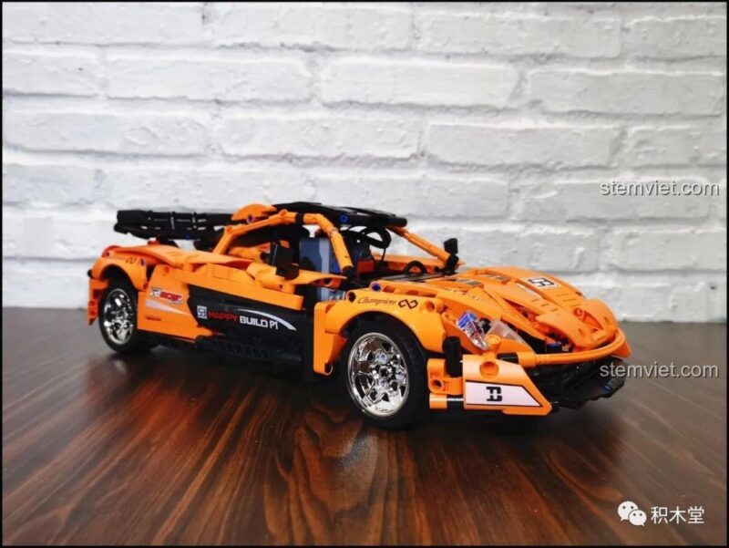 Mô hình Siêu xe McLaren P1 YC-QC004 đã hoàn thành, góc 3/4 phía trước, nổi bật với màu cam chủ đạo và các chi tiết tinh xảo, là món đồ chơi mô hình đáng giá.