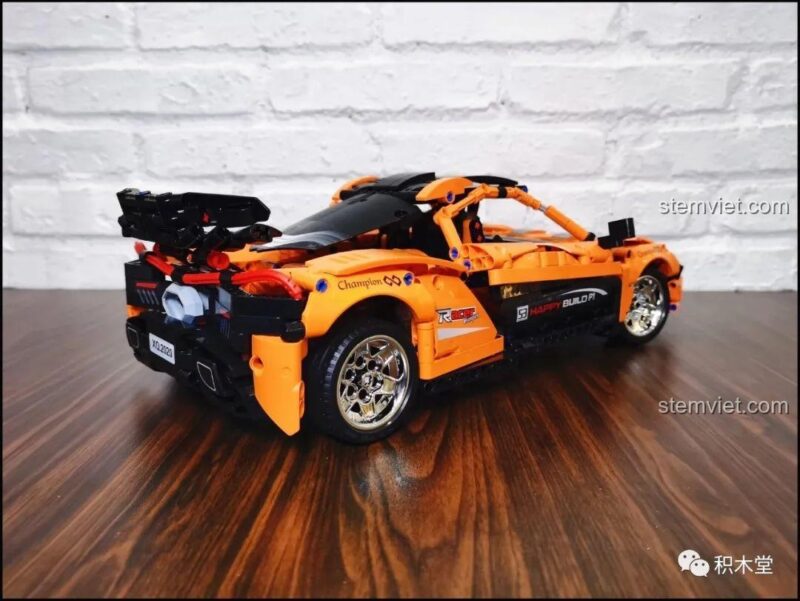 Mô hình Siêu xe McLaren P1 YC-QC004 đã hoàn thành, góc 3/4 phía sau, nổi bật với cánh gió điều chỉnh được và ống xả kép, là đồ chơi lắp ráp ấn tượng cho bé trai.