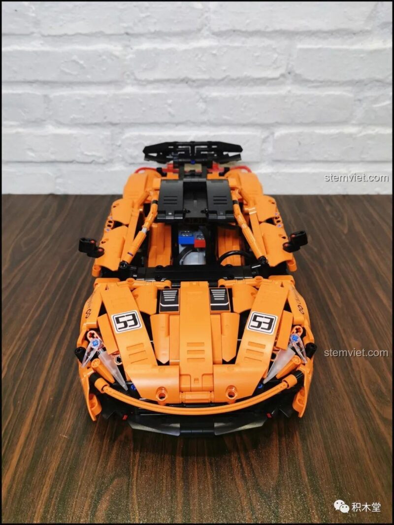 Mô hình Siêu xe McLaren P1 Happy Build YC-QC004 đã hoàn thành, nhìn từ phía trước, thể hiện vẻ đẹp mạnh mẽ và thiết kế khí động học của siêu xe, phù hợp cho bé trai 6 tuổi.