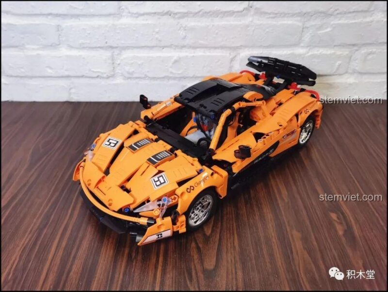 Mô hình Siêu xe McLaren P1 YC-QC004 đã hoàn thành, nhìn từ phía trước với góc thấp, nhấn mạnh vẻ hầm hố và mạnh mẽ của siêu xe, phù hợp cho bé trai yêu thích tốc độ.