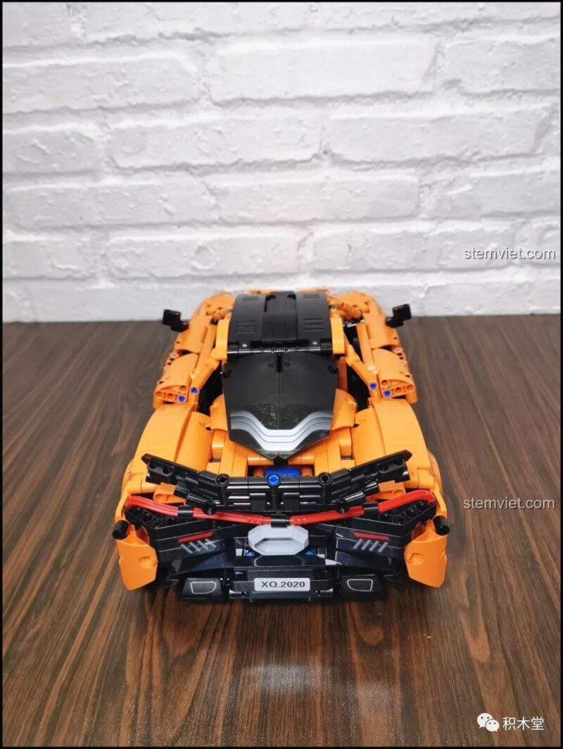Mô hình Siêu xe McLaren P1 Happy Build đã hoàn thành, nhìn từ phía sau, với thiết kế mạnh mẽ và các chi tiết đèn hậu sắc nét, là điểm nhấn của bộ đồ chơi.