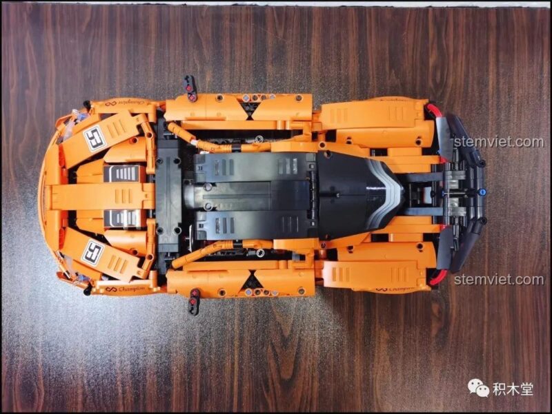 Mô hình Siêu xe McLaren P1 Happy Build đã hoàn thành, nhìn từ phía sau với góc thấp, thể hiện chi tiết ống xả và cánh gió, là bộ lắp ghép đáng sở hữu.