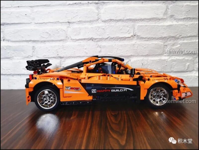 Mô hình Siêu xe McLaren P1 Happy Build đã hoàn thành, nhìn từ bên hông, thể hiện đường nét mượt mà và tỉ lệ 1:12 chân thực, mang lại trải nghiệm lắp ráp tuyệt vời.