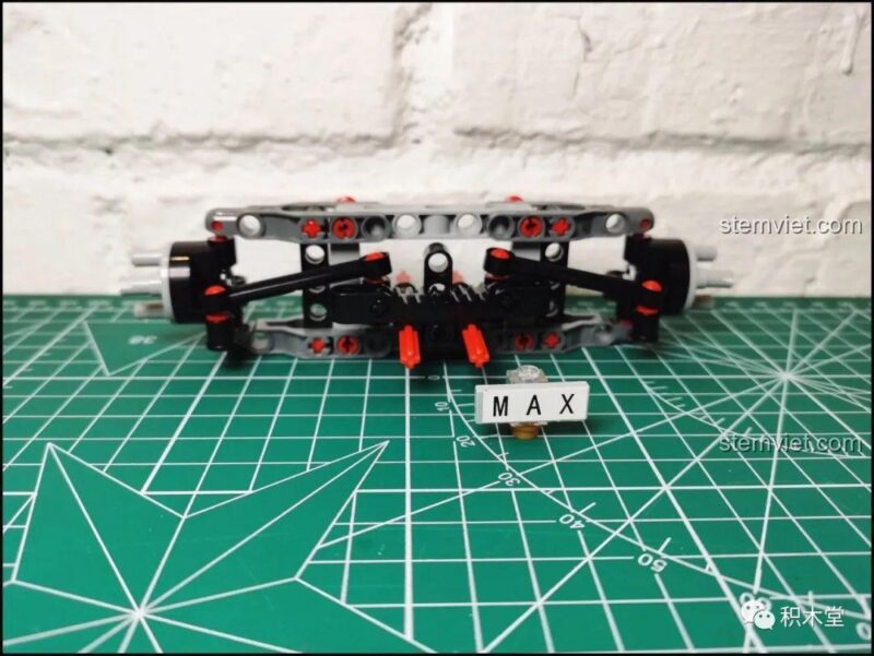 Lắp ráp trục trước của Đồ chơi mô hình YC-QC004 Siêu xe McLaren P1, một bước quan trọng trong việc tạo ra hệ thống lái linh hoạt cho mô hình, rèn luyện kỹ năng lắp ráp chính xác.