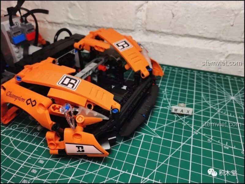 Lắp ráp phần đầu xe của Đồ chơi mô hình YC-QC004 Siêu xe McLaren P1, với các đường nét sắc sảo và chi tiết đèn pha độc đáo, tạo nên vẻ ngoài mạnh mẽ cho siêu xe.