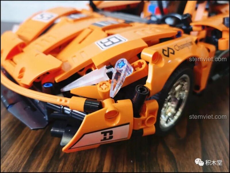 Chi tiết bánh trước của Xe đua McLaren P1 YC-QC004, với vành mạ chrome sáng bóng và lốp cao su, tăng cường độ chân thực và khả năng vận hành của mô hình.