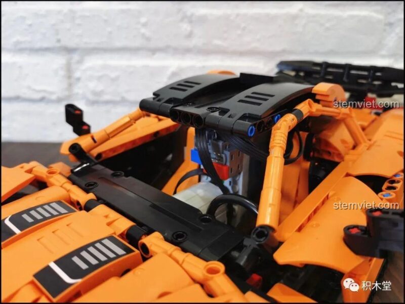 Chi tiết đèn pha của Bộ lắp ráp Mô hình McLaren P1 Happy Build, với thiết kế sắc nét và trong suốt, mang lại vẻ ngoài hiện đại và mạnh mẽ cho siêu xe.