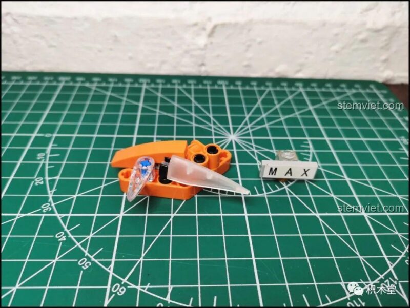 Các bộ phận đèn pha của Bộ đồ chơi Siêu xe thể thao McLaren P1, thể hiện sự chú ý đến từng chi tiết nhỏ, giúp mô hình trở nên chân thực và sống động hơn.
