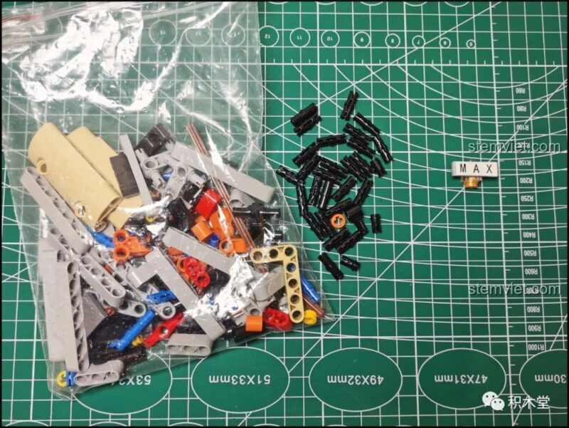 Các mảnh ghép còn lại sau khi hoàn thành Siêu xe thể thao McLaren P1 Happy Build, bao gồm cả các bộ phận cho phiên bản tĩnh, cho thấy sự linh hoạt của bộ đồ chơi.