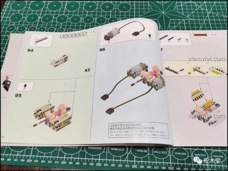 Trang hướng dẫn lắp ráp của Bộ lắp ráp YC QC004, minh họa các bộ phận động cơ cần thiết để biến mô hình thành xe điều khiển từ xa, tăng thêm tính tương tác cho đồ chơi.