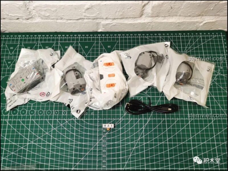 Các bộ phận động cơ và điều khiển của Đồ chơi mô hình McLaren P1, bao gồm motor, hộp pin và điều khiển từ xa, sẵn sàng để lắp đặt và mang lại trải nghiệm lái xe chân thực.