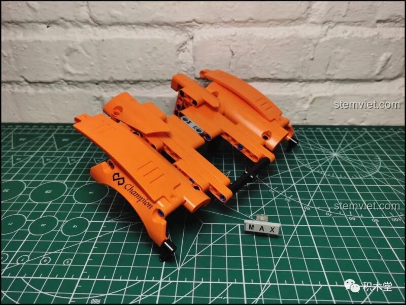 Phần đuôi xe của Bộ lắp ráp Mô hình McLaren P1 Happy Build, với các đường nét khí động học và chi tiết ống xả chân thực, tăng thêm vẻ mạnh mẽ cho siêu xe.