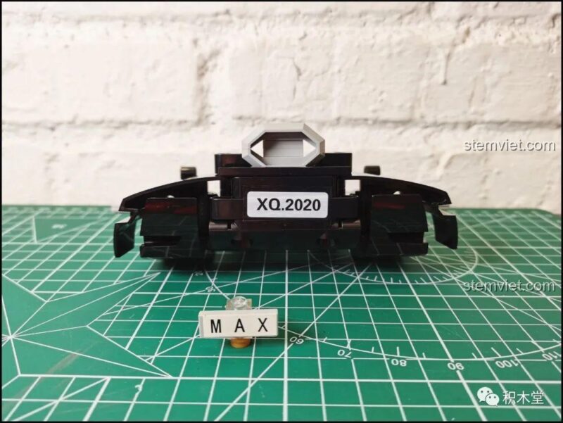 Phần đuôi xe của Bộ lắp ghép Happy Build QC004 với biển số XQ.2020, một chi tiết nhỏ nhưng tăng thêm tính chân thực và cá nhân hóa cho mô hình siêu xe.