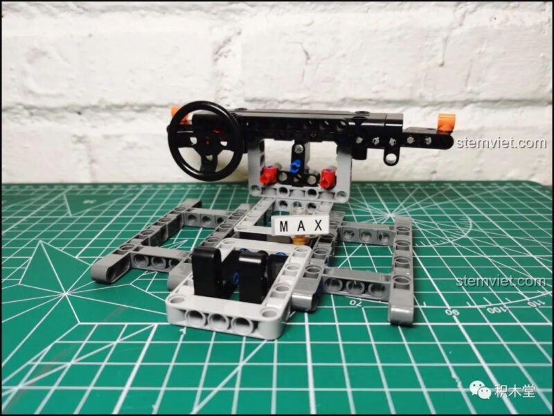 Lắp đặt vô lăng và hệ thống lái của Xe đua McLaren P1 YC-QC004, một chi tiết quan trọng giúp mô hình trở nên sống động và có khả năng điều khiển.