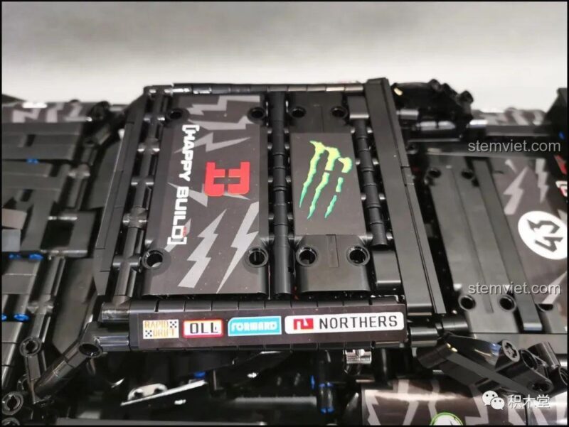 Mô hình Ford Mustang Hoonicorn V2 YC-QC005 HAPPY BUILD với dáng xe thấp, thể hiện phong cách xe drift chuyên nghiệp