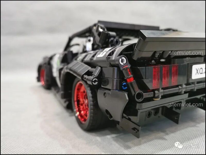 Logo XQ trên mô hình Ford Mustang Hoonicorn V2 YC-QC005 HAPPY BUILD, dấu ấn của nhà sản xuất XinYu Technology