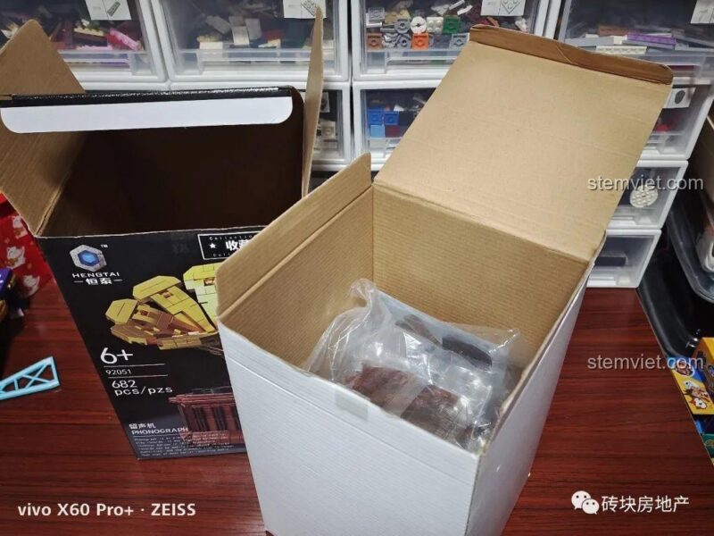 Bên trong hộp đồ chơi lắp ráp 92051, các chi tiết được đóng gói cẩn thận.