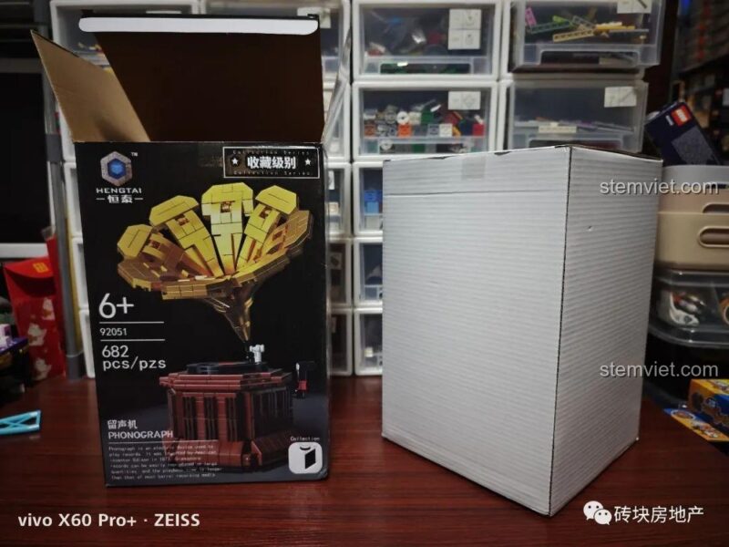 Mở hộp bộ xếp hình 92051, thấy rõ các túi chi tiết bên trong.
