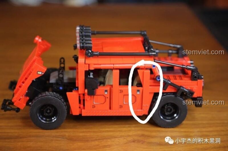 Ảnh chụp review thực tế mô hình Hummer H1 8501 đã lắp ráp, khoanh tròn khu vực có thể gặp khó khăn khi lắp.