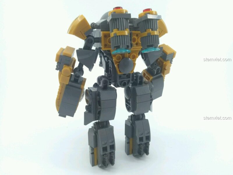 Mặt sau của Jiazhi MK 25 Bộ giáp hạng nặng Striker, cho thấy thiết kế động cơ phản lực và các chi tiết máy móc.