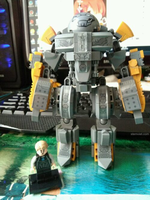 Ảnh review thực tế bộ xếp hình Robot chiến đấu MK25 Striker trên bàn làm việc. Một lựa chọn đồ chơi lắp ráp chất lượng cao, hợp túi tiền.