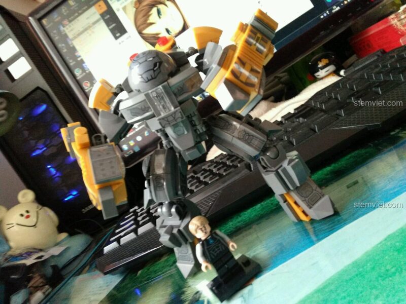 Ảnh review đồ chơi lắp ráp Mecha Người Sắt MK25 đang tạo dáng trên bàn phím, cho thấy độ ngầu và khả năng trưng bày của sản phẩm.