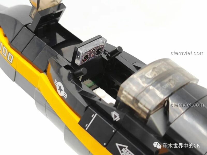 Chi tiết buồng lái và phi công của đồ chơi lắp ghép Máy bay tàng hình F-35B.