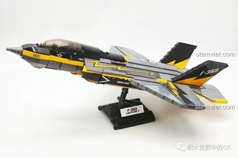 Mô hình JIE STAR 58092 Máy bay tàng hình F-35B hoàn thiện với giá đỡ trưng bày.