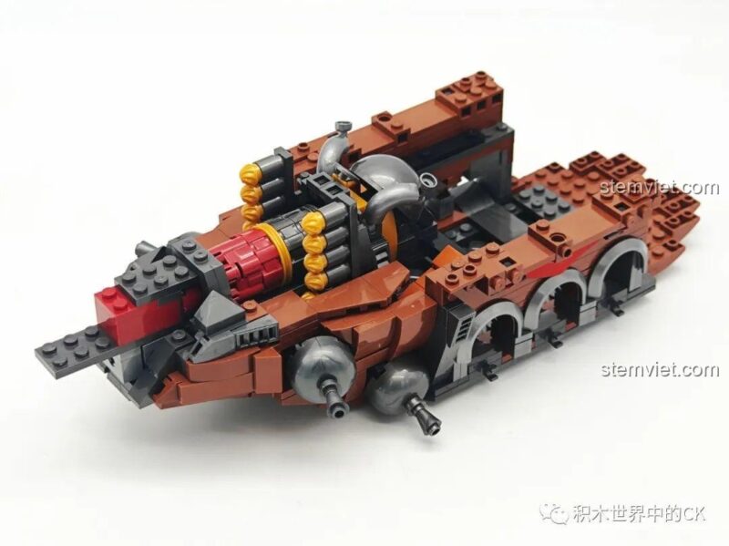 Phần thân tàu của mô hình Tàu bay của Orgrim 58036 đang dần hình thành với các chi tiết máy móc.