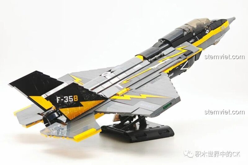 Mô hình F-35B JIESTAR 58092 với cánh đuôi nghiêng, mô phỏng động tác bay lượn.