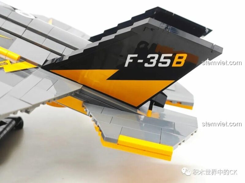 Chi tiết cánh đuôi với ký hiệu F-35B của bộ lắp ráp JIESTAR 58092.