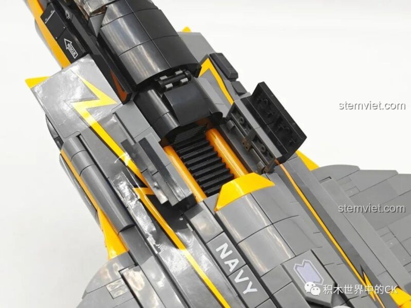 Cửa hút gió phụ trên lưng máy bay F-35B JIESTAR 58092 đang mở.