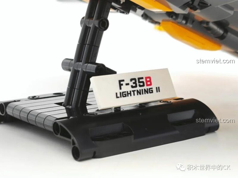 Cận cảnh giá đỡ trưng bày với biển tên F-35B Lightning II của bộ lắp ráp JIESTAR 58092.