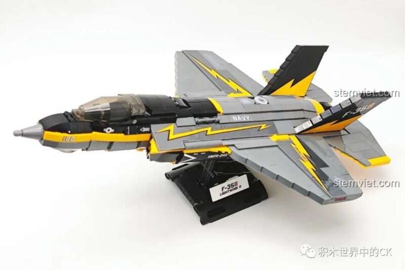 Góc nhìn khác của mô hình F-35B JIESTAR 58092 trên giá đỡ, thể hiện sự hầm hố của máy bay.