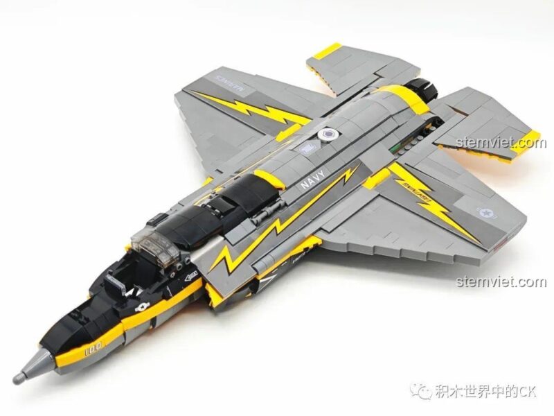 Mô hình máy bay F-35B JIESTAR 58092 đã hoàn thiện phần cánh, sẵn sàng để trưng bày.