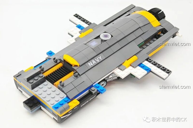 Mô hình máy bay F-35B JIESTAR 58092 đang dần hoàn thiện phần thân trên với các chi tiết màu xám và đen.