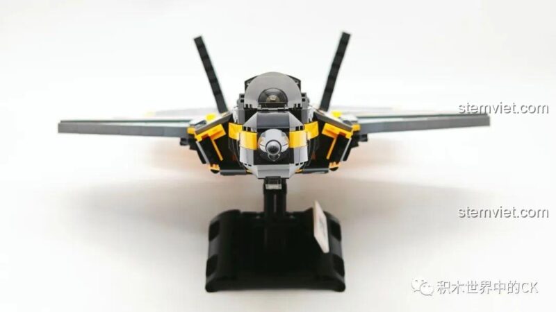 Nhìn trực diện mô hình F-35B JIESTAR 58092 trên giá đỡ, cánh đuôi dựng đứng.
